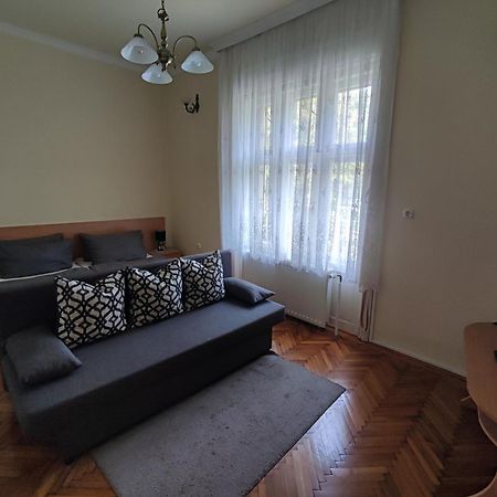 Varalja Vendeghaz Tata Dış mekan fotoğraf