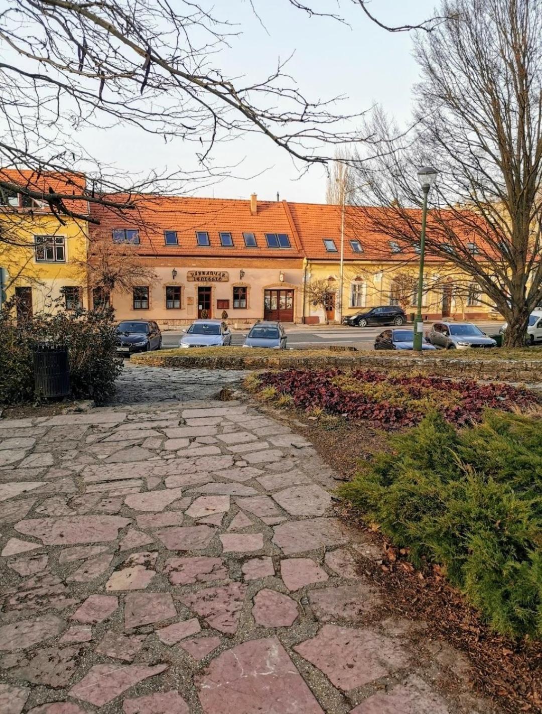 Varalja Vendeghaz Tata Dış mekan fotoğraf