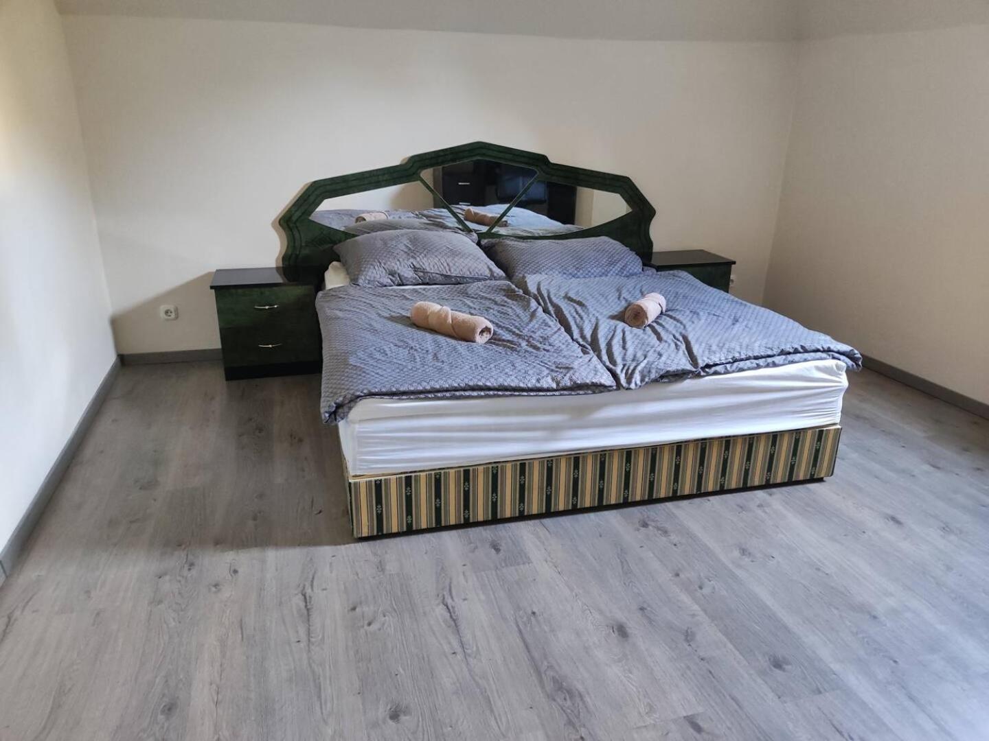Varalja Vendeghaz Tata Dış mekan fotoğraf