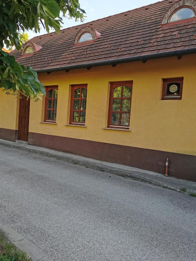 Varalja Vendeghaz Tata Dış mekan fotoğraf