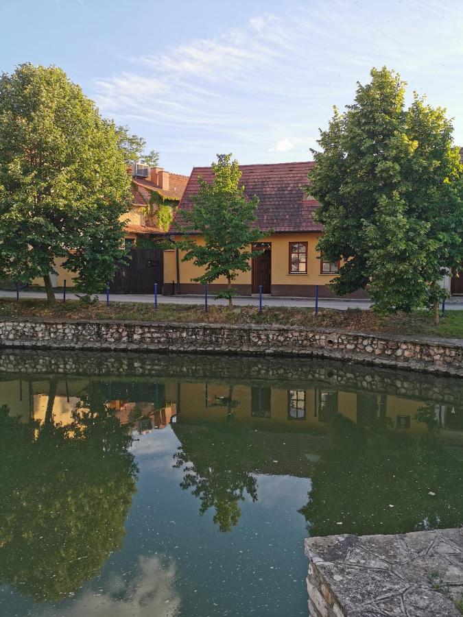 Varalja Vendeghaz Tata Dış mekan fotoğraf